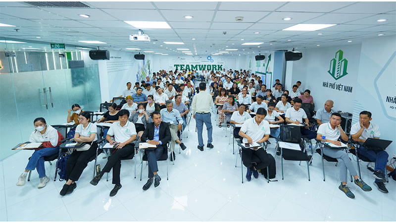 C&aacute;c học vi&ecirc;n chăm chỉ nghe giảng v&agrave; tương t&aacute;c với giảng vi&ecirc;n